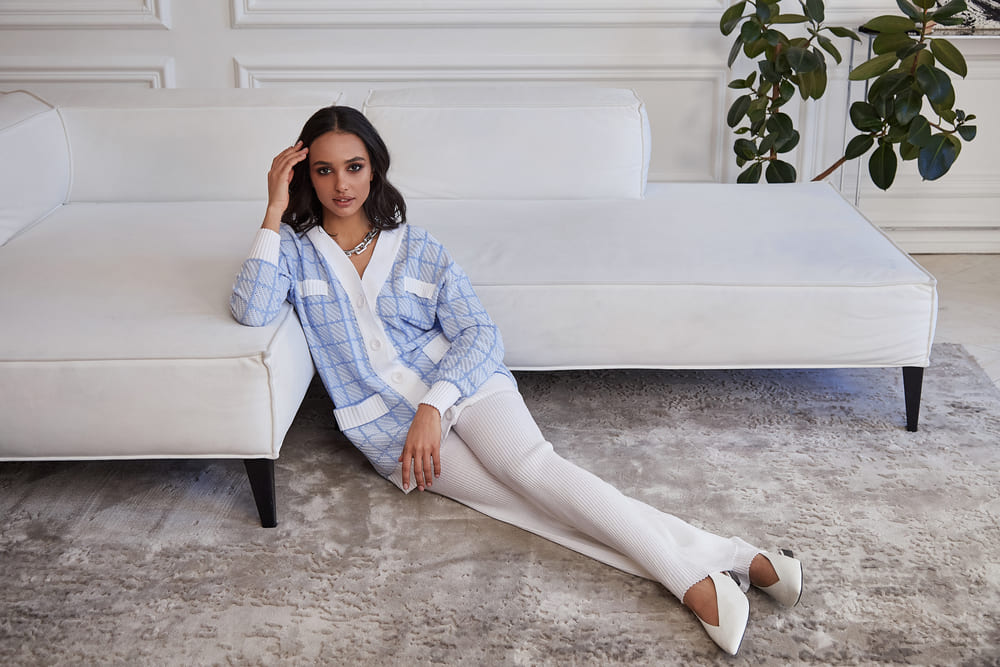 pantaloni albi cu pantofi albi